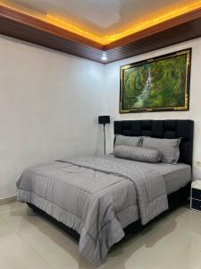 Postel nebo postele na pokoji v ubytování Besakih Bonny Homestay by Sidhi Hospitality Experiences