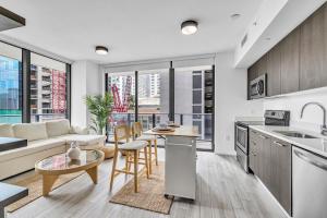 Кухня или мини-кухня в The Casas Collection at Alea Miami - Modern Designer Studios
