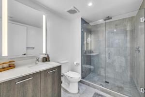 Ванная комната в The Casas Collection at Alea Miami - Modern Designer Studios +13 фотографий