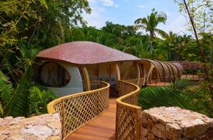 einen Pavillon mit einem Dach auf einer Holzterrasse in der Unterkunft Naviva, A Four Seasons Resort, Punta Mita, Mexico in Punta Mita