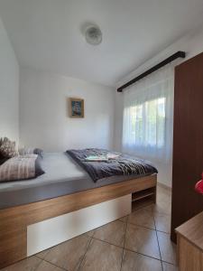 Ένα ή περισσότερα κρεβάτια σε δωμάτιο στο Apartments with parking space Podaca, Makarska - 6055