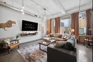 Televisyen dan/atau pusat hiburan di Modern-Chic Loft in Heart of Dallas