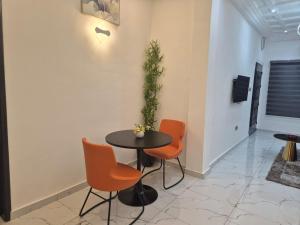 Μια τηλεόραση ή/και κέντρο ψυχαγωγίας στο Une chambre salon avec cuisine