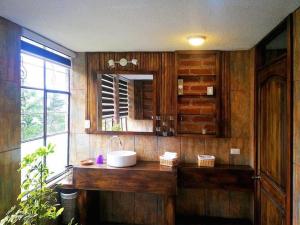 une salle de bain avec un lavabo et un miroir dans l'établissement Freestyle House Hostel, à Lligua