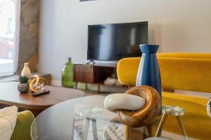 TV a/nebo společenská místnost v ubytování Heritage Haus - Luxe 2BR w Deck, Pets OK, Wi-fi, Near Marietta Sq + 42 fotografií