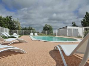 a swimming pool with lounge chairs and a fence at Gîte rénové avec piscine, spa, et accès handicapés au cœur du Marais Breton - FR-1-426-280 in Soullans