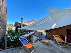 two chairs sitting under a tent on a balcony at Maison cosy avec cour privative au cœur de l'Auvergne - FR-1-582-316 in Lempdes sur Allagnon