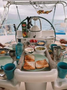 una mesa con un plato de comida en un barco en mola mola, en Playón-Chico