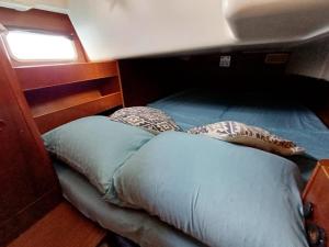 Un pequeño dormitorio con una cama en un barco. en mola mola, en Playón-Chico