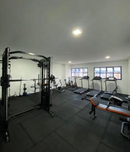 een fitnessruimte met een stel loopbanden in een kamer bij Apartamento Alpha Premium 209 in Ubatuba