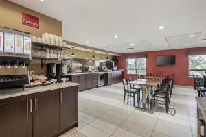 Η κουζίνα ή μικρή κουζίνα στο Best Western Plus Red Deer Inn & Suite