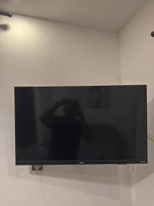 a flat screen tv hanging on a wall at Suíte em Sitio na Pacatuba in Pacatuba
