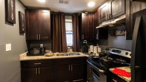 Kuchyň nebo kuchyňský kout v ubytování Stylish 4BR Haven Near AUC and Downtown ATL