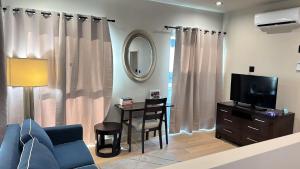 TV a/nebo společenská místnost v ubytování Modern 4 & 5 BR Townhomes Minutes from Downtown LA