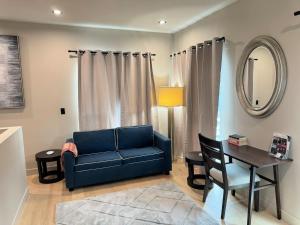 Χώρος καθιστικού στο Casa Grande extremely Spacious Apartments steps to Crypto Arena