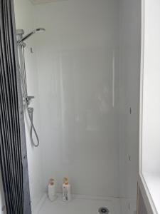 Et badeværelse på Self check-in studio with bathroom + 1 billede