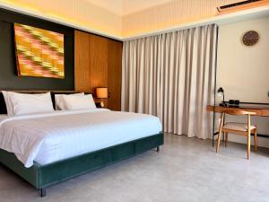 ジンバランにあるCana Villa Jimbaranの大きなベッドと机のある寝室 +79枚の写真