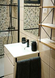 Un baño con lavabo y ducha en HomeLand Place AL, en Horta