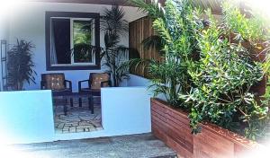 una habitación con un montón de macetas en HomeLand Place AL, en Horta