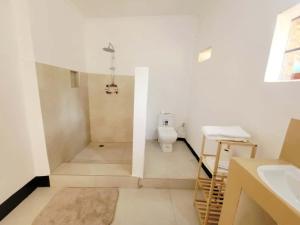 une salle de bain avec toilettes et lavabo dans l'établissement The Silken Oak, à Kasama