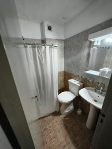 un baño con inodoro y lavabo en Alquiler de verano - San Bernardo, en San Bernardo