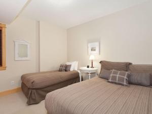 um quarto de hotel com duas camas e um abajur em Heron Chalet by Outpost Whistler em Whistler