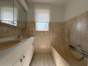 Vannituba majutusasutuses Stylish 3-bedroom apartment with sea view +23 fotot