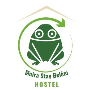 Muira Stay Belém Hostel في بيليم: أيقونة خضراء لضفدع في منزل
