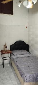 un letto in una stanza con un tavolo accanto ad esso di Don bolivar a Salta