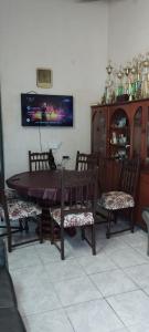 una sala da pranzo con tavolo e sedie in legno di Don bolivar a Salta