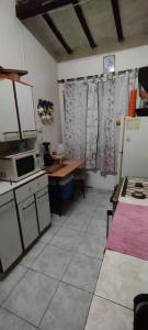una cucina con tavolo e forno a microonde di Don bolivar a Salta