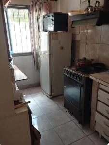 una piccola cucina con frigorifero e fornello di Don bolivar a Salta