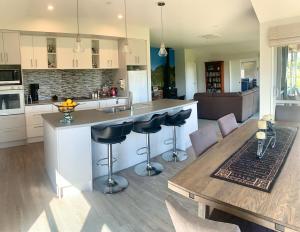 een keuken met een houten tafel en een aanrechtblad bij Mapua - Rural bliss in Tasman