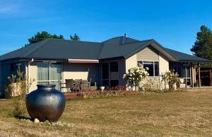 een grote vaas voor een huis bij Mapua - Rural bliss in Tasman