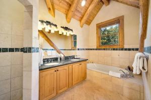 un bagno con vasca, lavandino e vasca da bagno di Mountain View 2 Ski-In Private Hot Tub 4Br 4.5Ba Sleeps 8 a Telluride Altre 24 foto