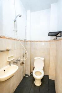 ジャカルタにあるTamastu House Pasar Baru Jakartaのトイレと洗面台のあるバスルーム