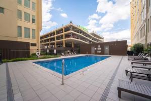 ein Hotel mit einem Swimmingpool vor einem Gebäude in der Unterkunft Stylish Vintage Loft in Dallas