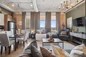 ein Wohnzimmer mit Sofa und Tisch in der Unterkunft Stylish Vintage Loft in Dallas