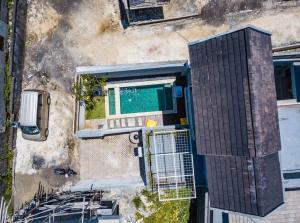 eine Draufsicht auf ein Haus mit Swimmingpool in der Unterkunft 2BR Sun Flower Home in Uluwatu