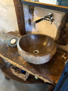 a sink with a faucet on top of a counter at Casa Ar Fresco in Sapiranga +25 photos