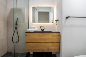 a bathroom with a sink and a mirror at Luxurious 4BR with Sunny Deck Balcony in Montréal +27 photos