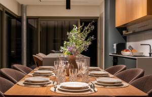 une table avec des assiettes et des verres et un vase avec des fleurs dans l'établissement Stunning Home In Poljane With Sauna, à Poljane