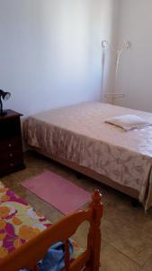 a bedroom with a bed and a dresser and a bedsenalsenalsenalsenal at Praia, Laser, Comércio in Praia Grande