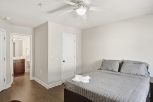 une chambre avec un lit et un ventilateur de plafond dans l'établissement Modern Comfort and Resort Style Living Near CU, à Sunny Acres