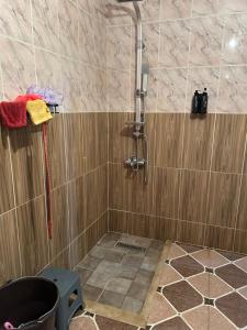 a bathroom with a shower with a bucket and a shower at Très bel appartement spacieux in Taza