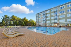 Sunny AcresRelax and Explore Poolside Stay Near Local Spots的建筑物前的游泳池