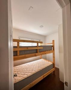 a bedroom with two bunk beds in a room at Casa privada par 10 personas Horcón Valle de elqui in Horcon