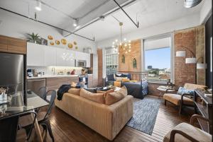 a living room with a couch and a kitchen at Urban Luxe Loft in Dallas