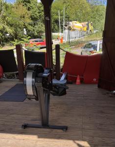une machine posée sur une terrasse en bois avec un bâtiment dans l'établissement Karibbean Resort, à Sainte-Luce