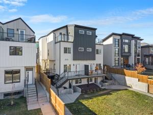 eine Luftaufnahme eines Hauses mit Garten in der Unterkunft 2 in 1 Modern Retreat 4BR House Private Lower Suite in Calgary